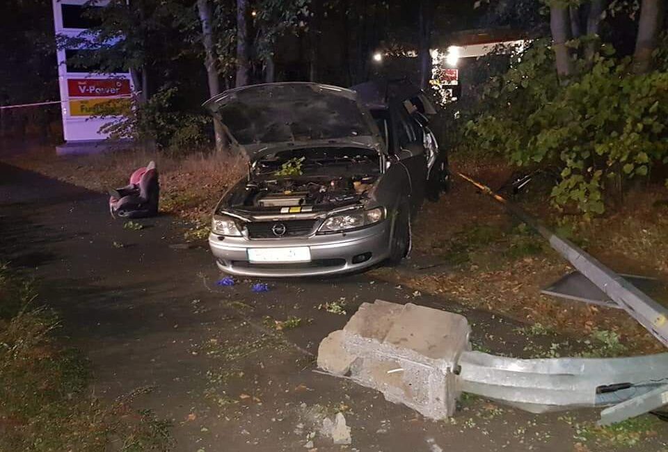 Wypadek na ul. Bukowskiej, samochód uderzył w słup