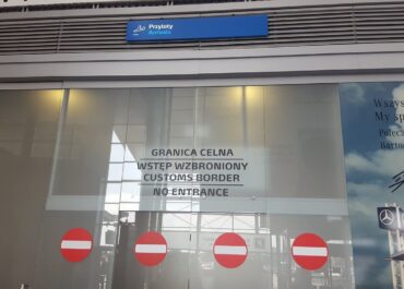 Dwóch poszukiwanych listami gończymi “wpadło” tego samego dnia na poznańskim lotnisku