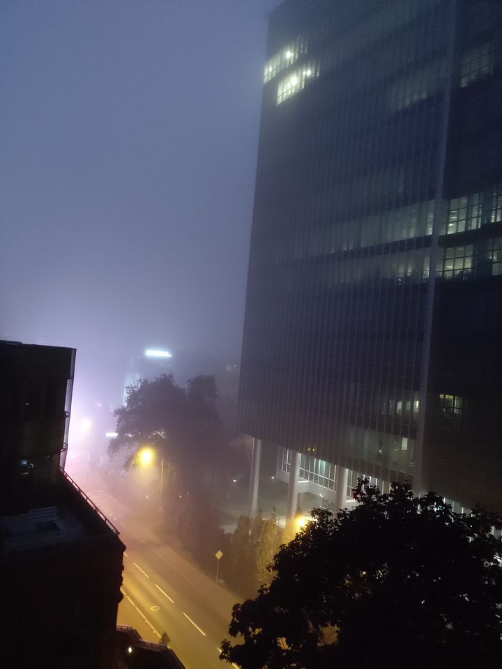 Wielkopolska: IMGW ostrzega przed gęstą mgłą. Obowiązują trzy alerty pierwszego stopnia