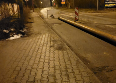 Wyjazd z ulicy zablokowany przez… kilkunastometrową rurę kanalizacyjną. Mieszkańcy ul. Słupskiej oburzeni