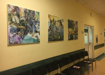 Szpitalny korytarz galerią sztuki. Nowa wystawa w galerii Serce dla Serca w szpitalu przy ul. Długiej