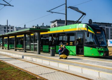 Samochód utknął na torowisku: wstrzymany ruch tramwajowy na Naramowicach