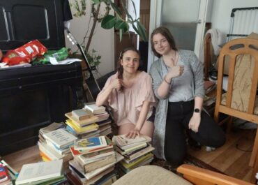 Ok. 350 bezcennych książek po zmarłym profesorze uratowanych przez studentki i mieszkańców Poznania
