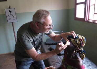 Sprzęt z poznańskiego szpitala dziecięcego wspomoże małych pacjentów w Kamerunie