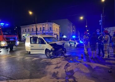 Nocny wypadek na ulicy Głogowskiej, samochód wpadł na przystanek