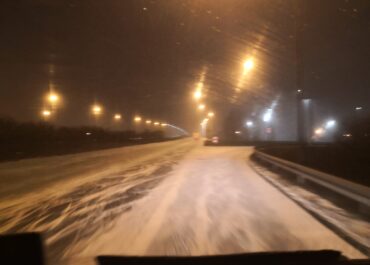 Zima zaskoczyła drogowców. Trasa katowicka w Poznaniu cała biała