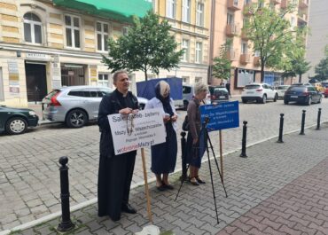 Kontrowersyjny ksiądz z Poznania oskarżony o herezję: Kościół prowadzi śledztwo