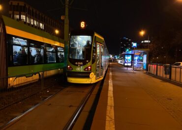 Dziś w nocy zmiana czasu – jak wpłynie to na kursowanie tramwajów i autobusów?