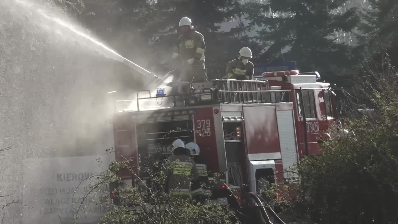 Pożar hali produkcyjnej pod Poznaniem: 13 zastępów straży pożarnej w akcji