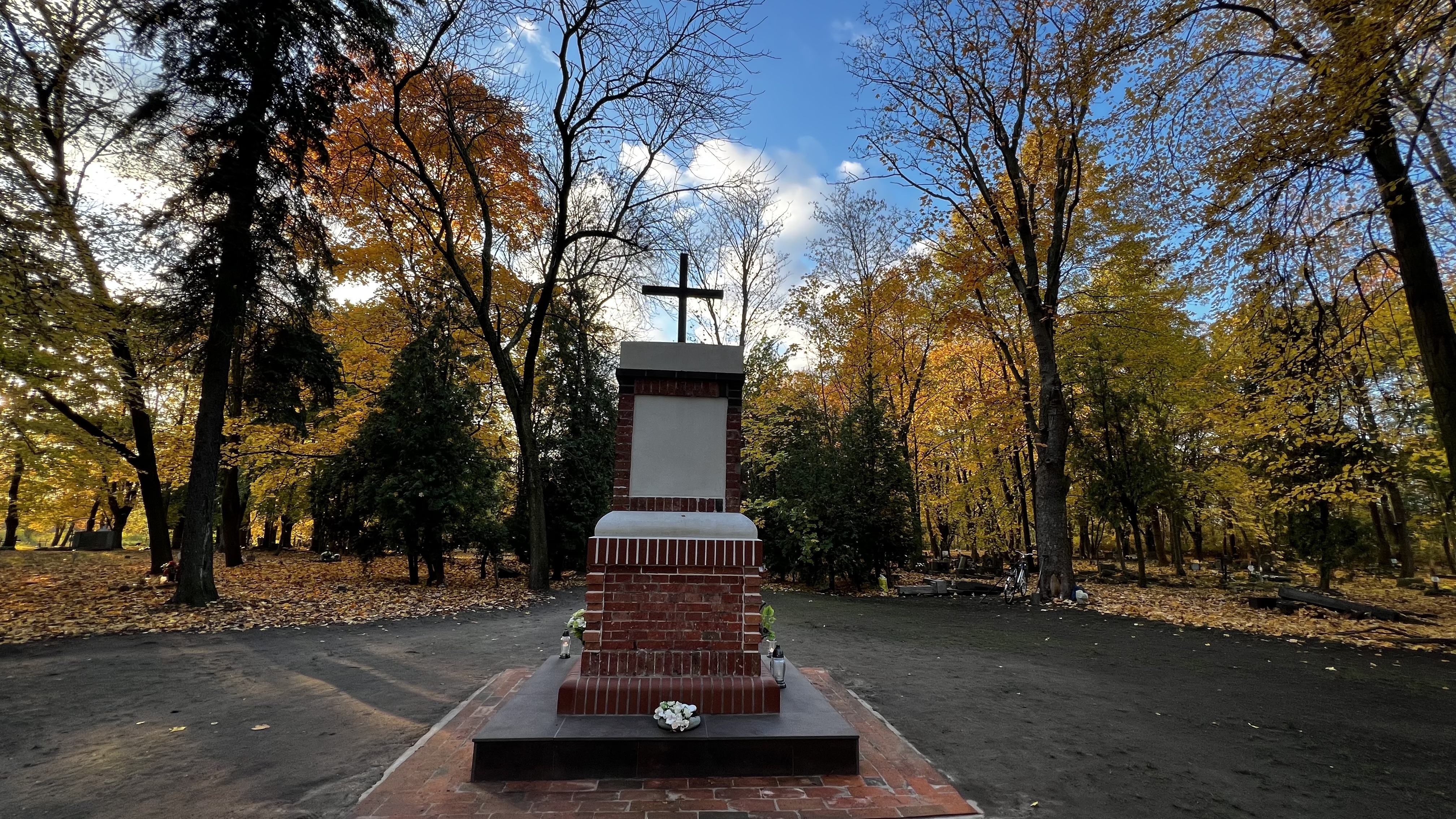 Poznaniacy tłumnie odwiedzali cmentarze we Wszystkich Świętych