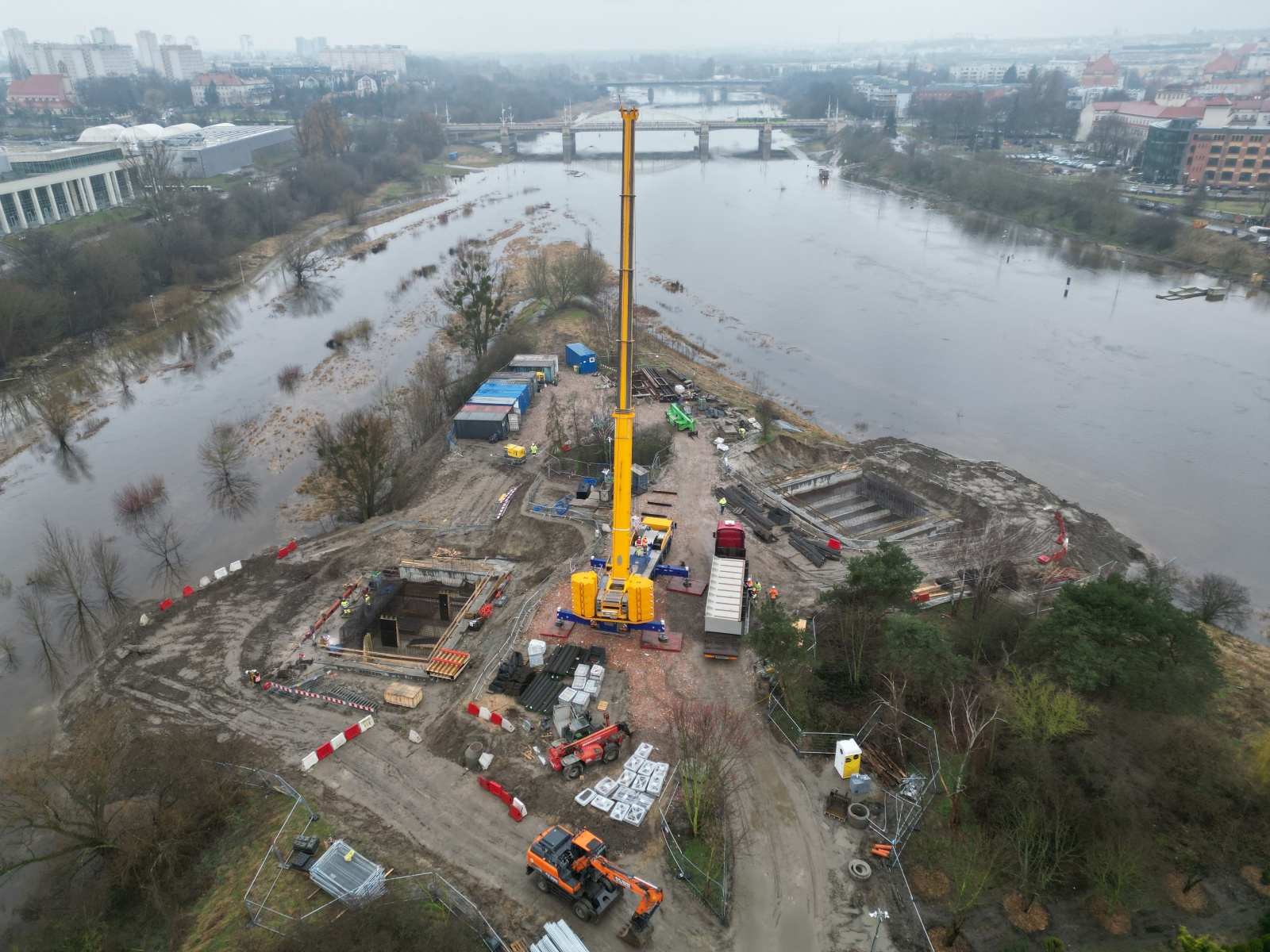 Pierwsze elementy konstrukcji mostów berdychowskich już nad Wartą. Jeden waży 25 ton