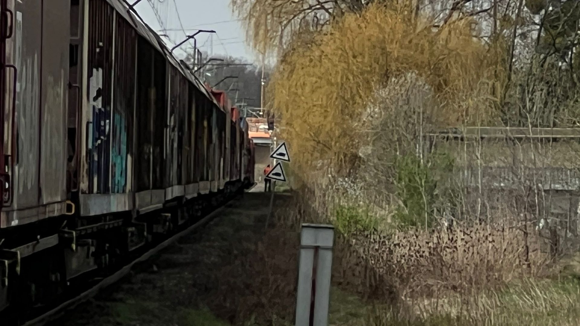 Zepsuta lokomotywa blokuje przejazd kolejowy na ul. Góreckiej