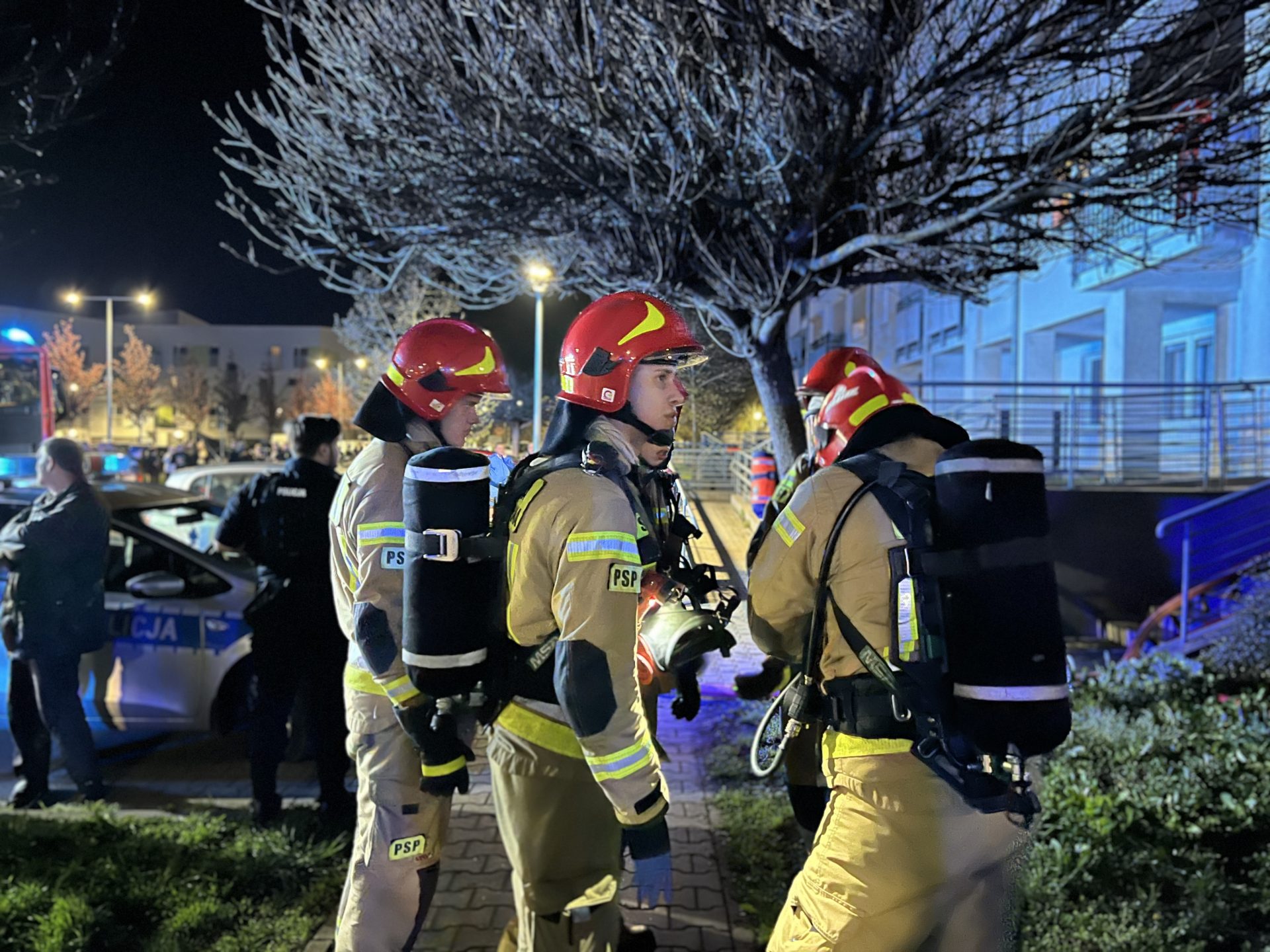 Pożar w Plewiskach. Płonie mieszkanie na osiedlu Brzozowy Gaj – na miejscu straż pożarna i policja