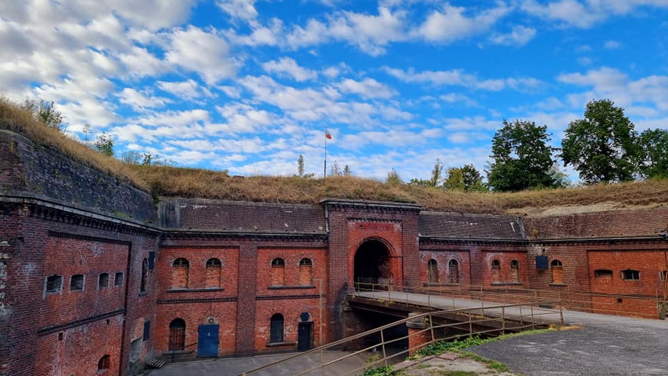 Fort VI zaprasza na wyjątkowy spacer w głąb historii. Podziemia, tajemnice i unikatowe ekspozycje czekają na odwiedzających