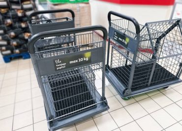 Innowacyjne rozwiązanie w Auchan. W Poznaniu wprowadzają wózki sklepowe dla psów