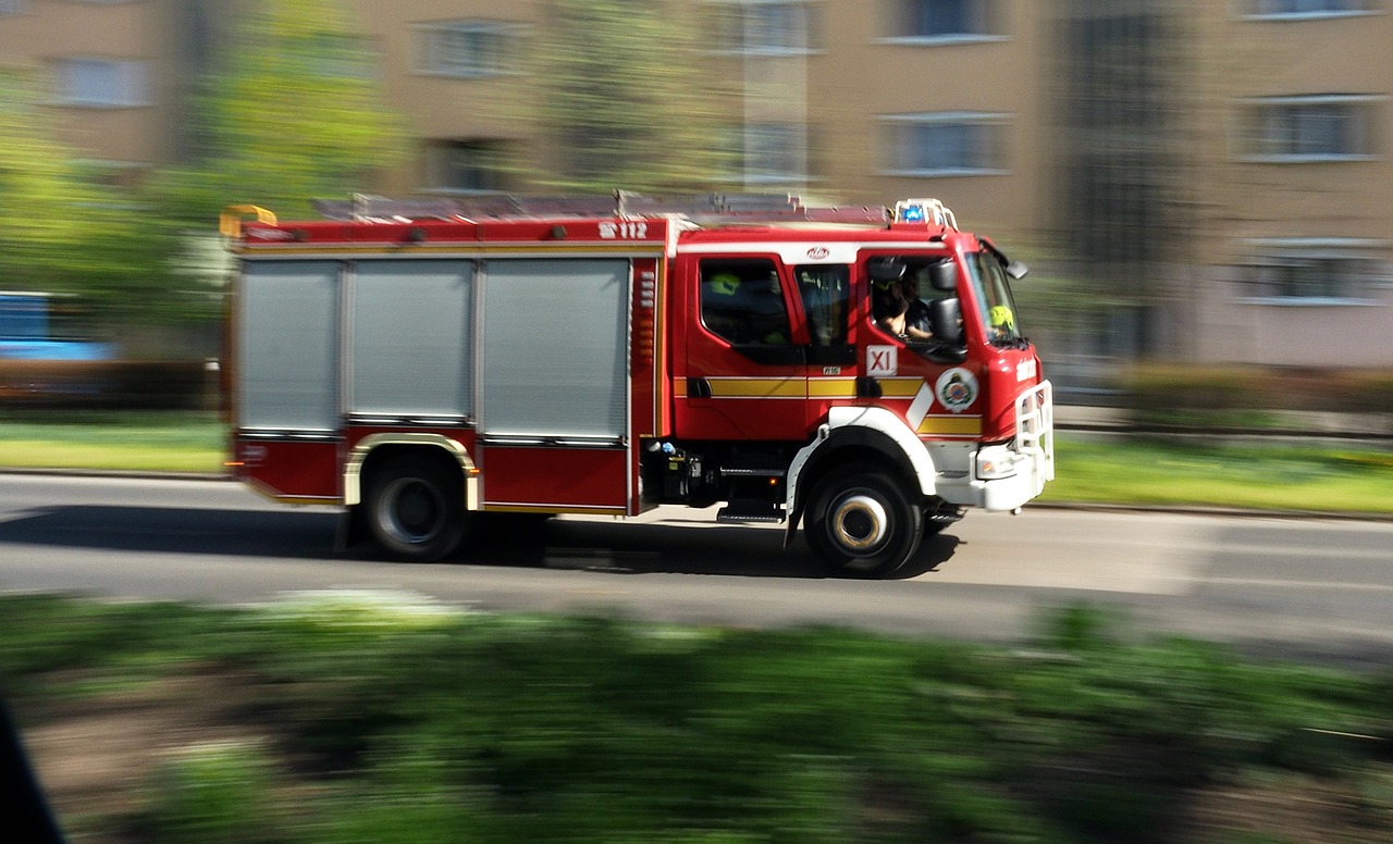 Pożar w kamienicy na ul. Za Bramką: mieszkańców ewakuowano, okolicę zamknięto dla ruchu