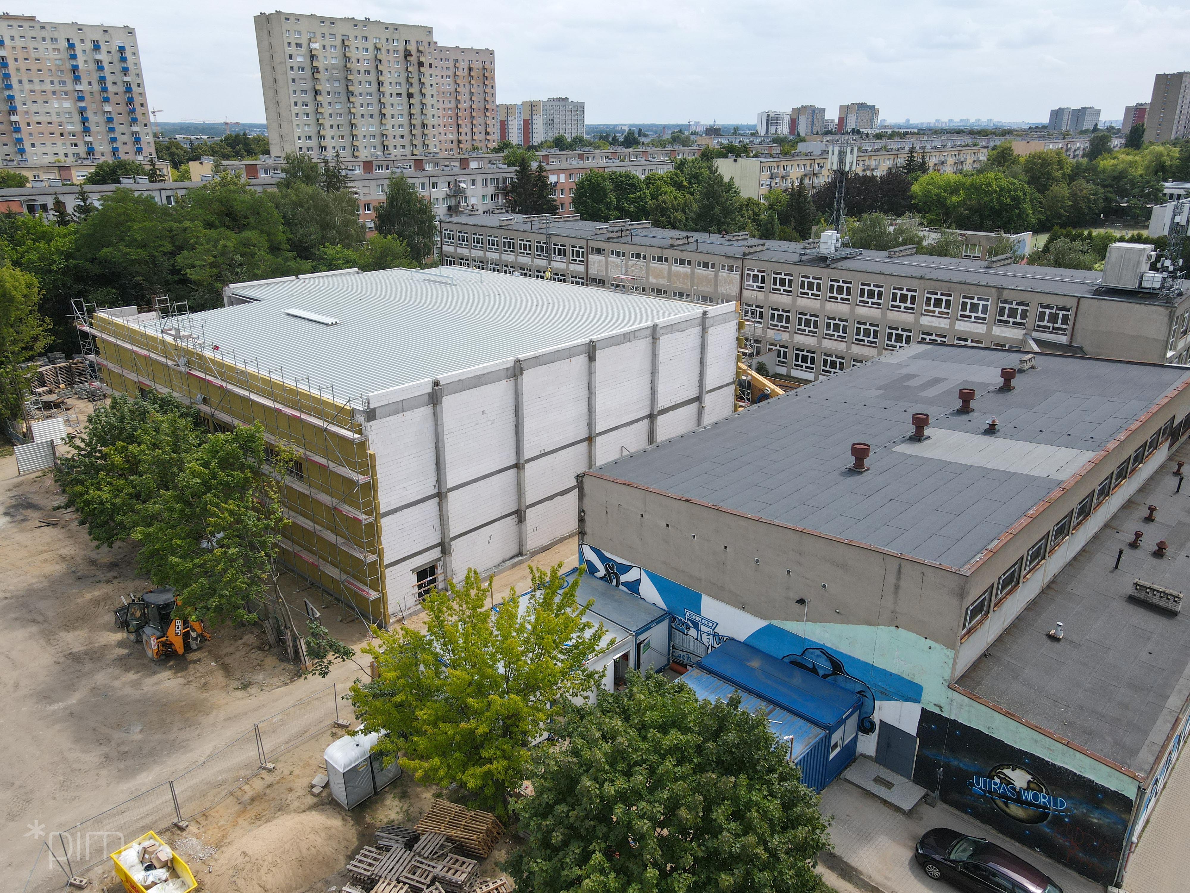 Nowoczesna hala sportowa na osiedlu Wichrowe Wzgórze rośnie w oczach