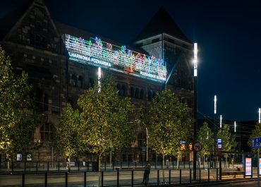 Kolejny neon znów świeci w centrum miasta. Ile kosztowała naprawa “Poznańskich Słowików”?