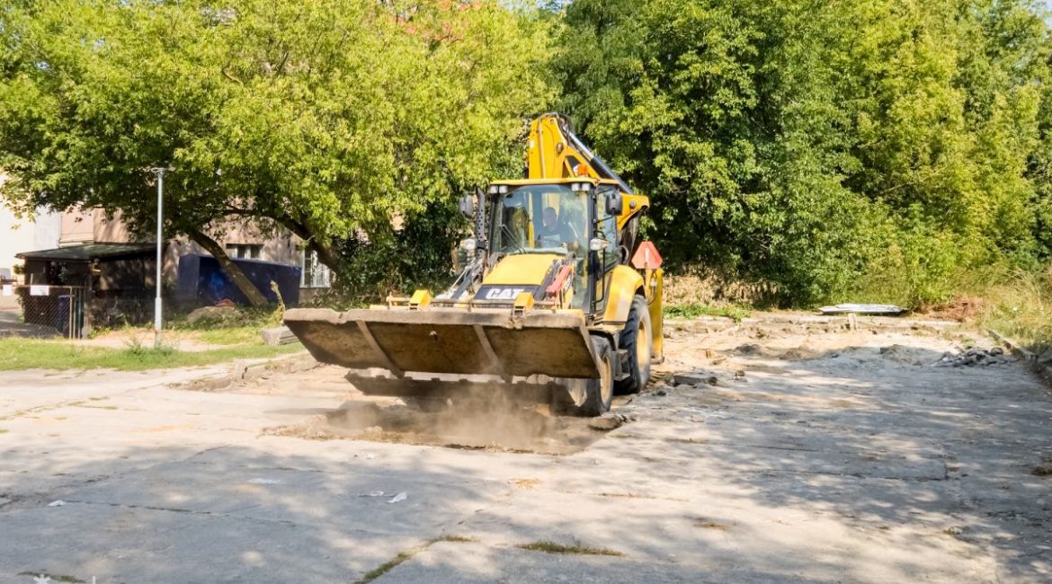 Przebudowują ulicę Wieżową. Znikają betonowe płyty