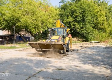 Przebudowują ulicę Wieżową. Znikają betonowe płyty