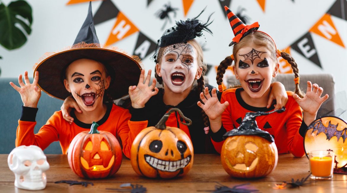 Zbliża się Halloween! Jak przygotować idealny strój dla dziecka z zestawem do makijażu.