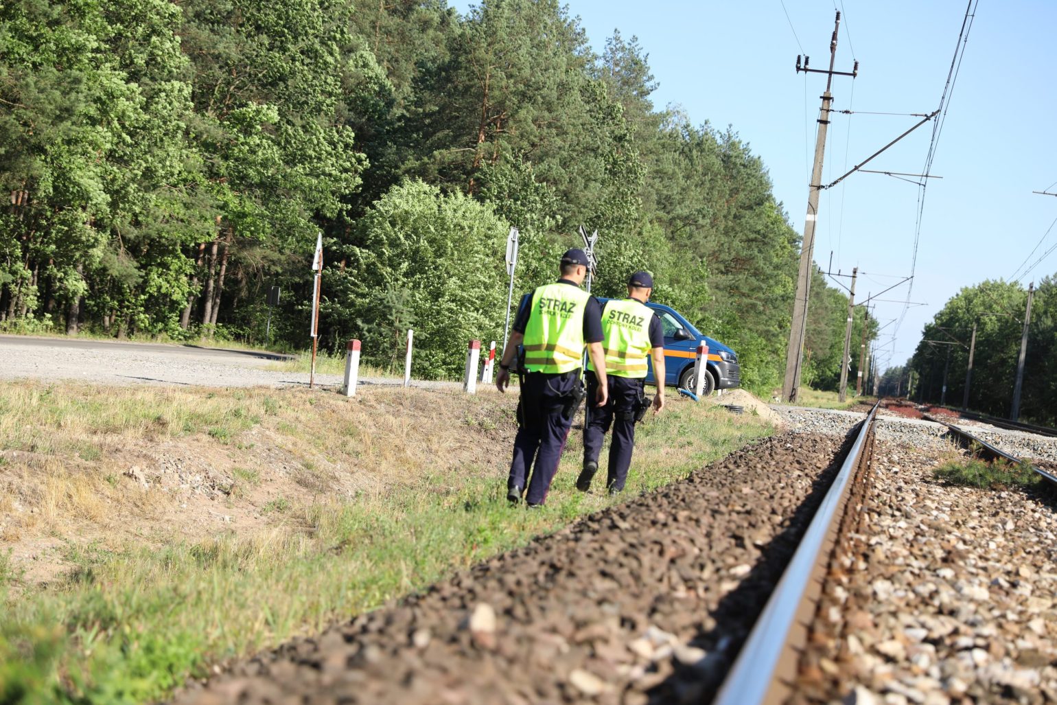 Nastolatkowie kładli deski na torach kolejowych. Sprawą zajmuje się policja