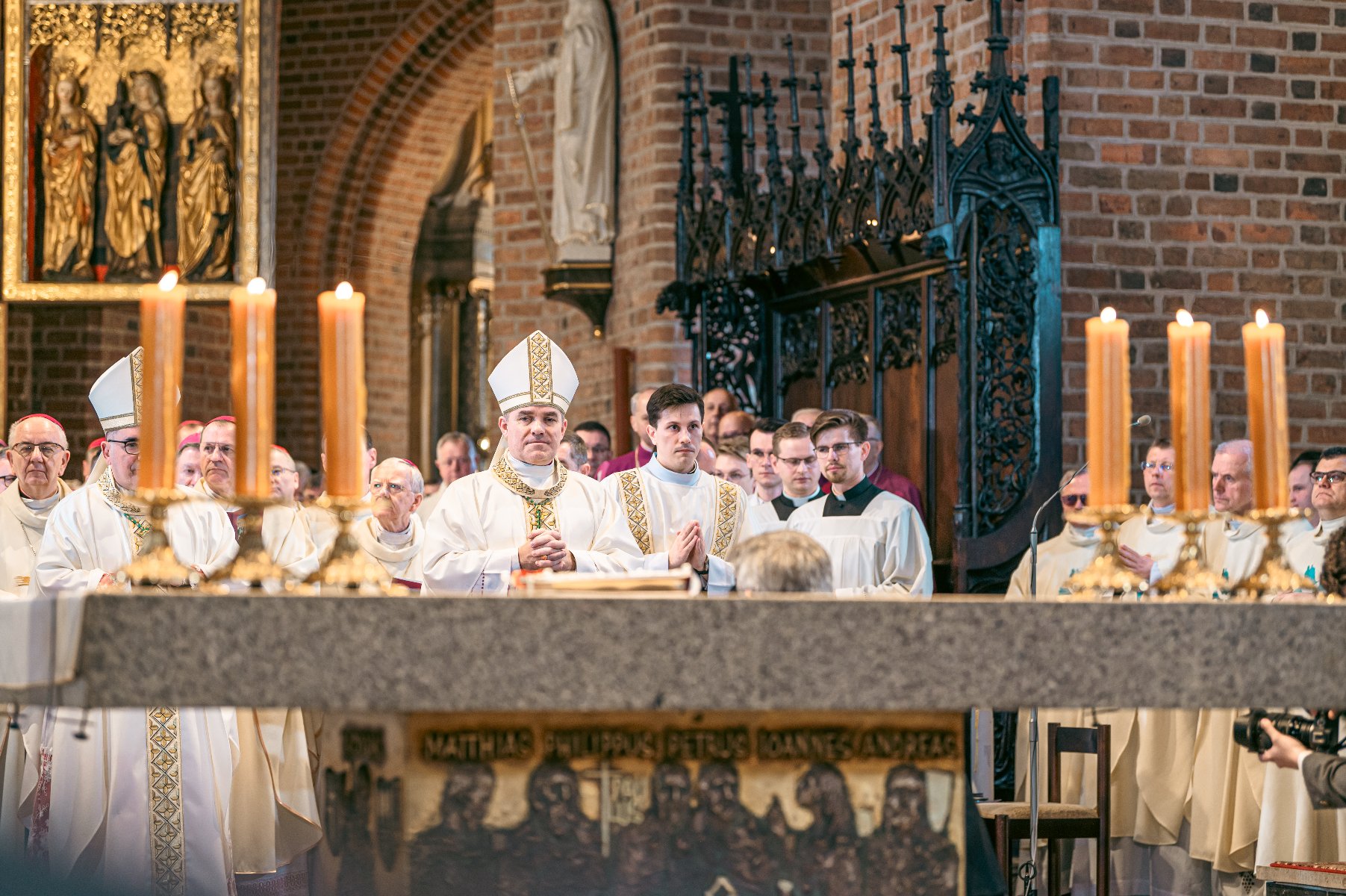 Metropolita poznański i policja ostrzegają seniorów przed oszustami