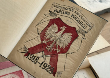 Jak świętowano niepodległość przed laty? Biblioteka Uniwersytecka w Poznaniu pokazuje unikalne pamiątki z dawnych obchodów 11 listopada