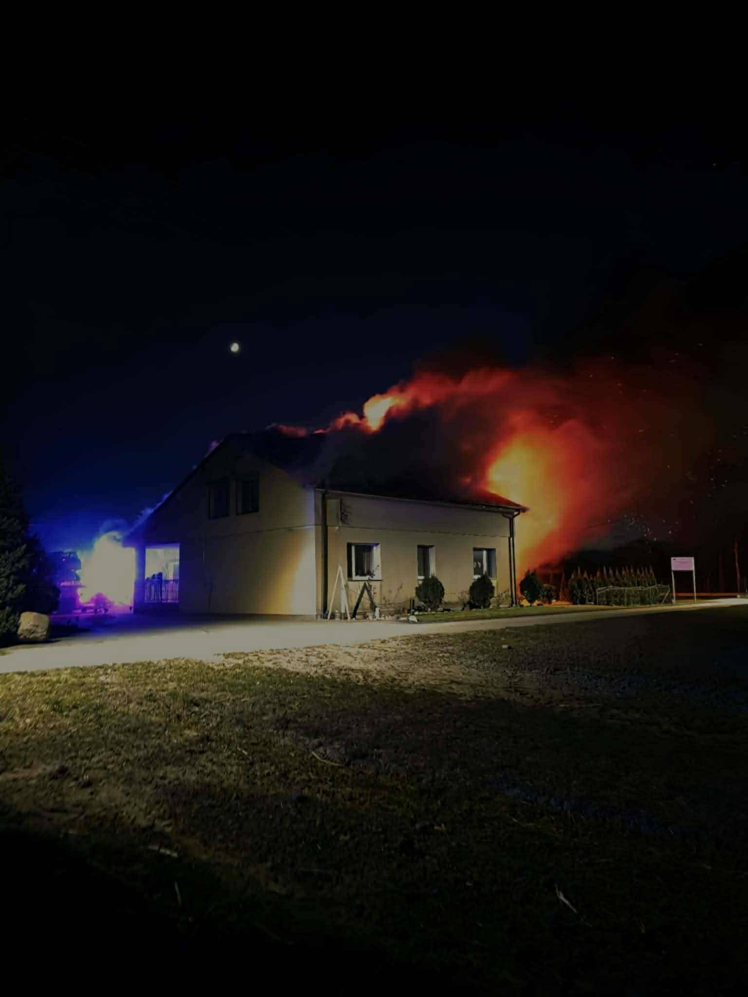 Pożar domu jednorodzinnego w Grochowach. Na miejscu liczne zastępy straży pożarnej