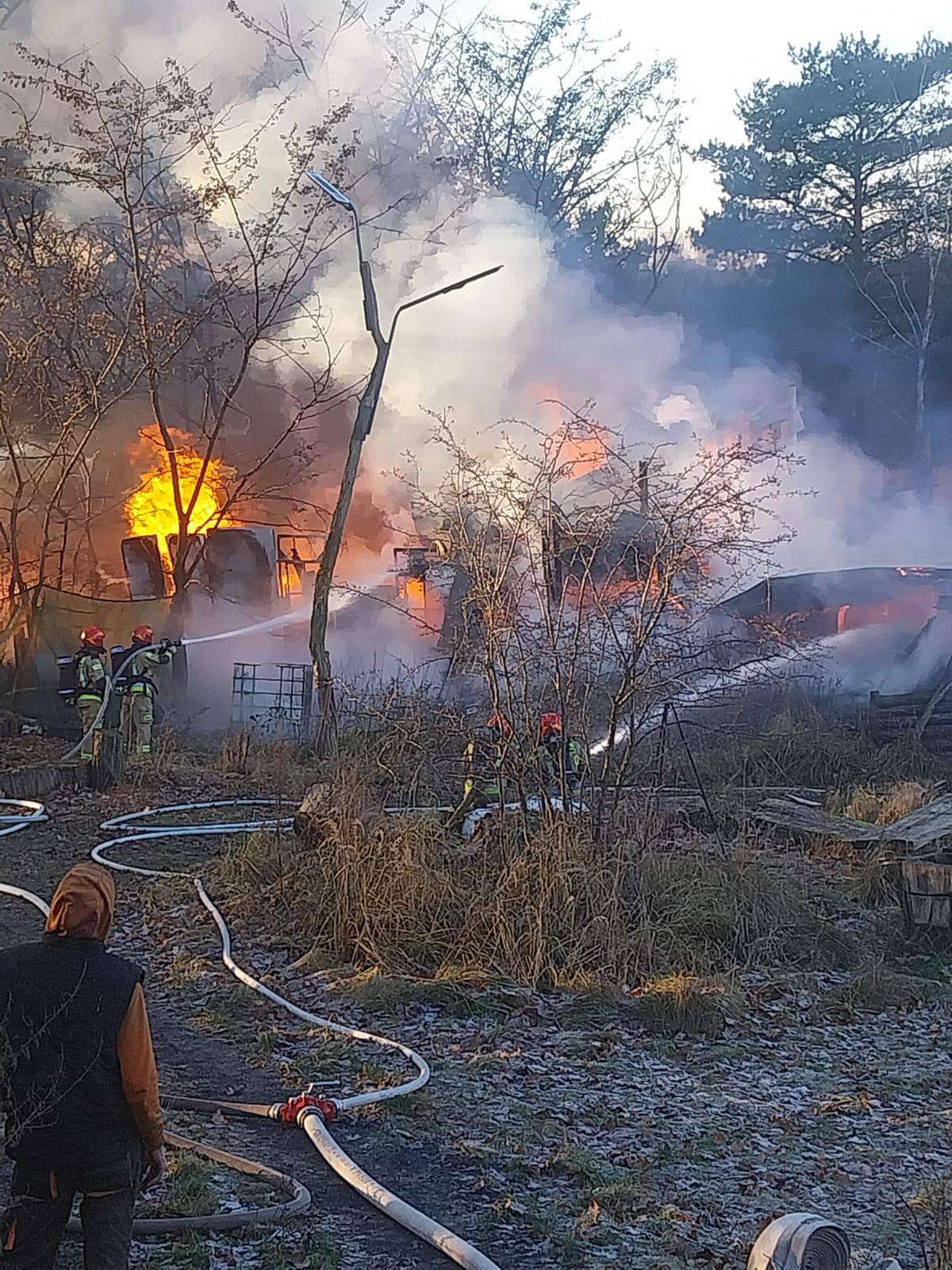 Pożar pustostanów w Stawnicy w Wigilię. Strażacy wrócili do domów tuż przed wieczerzą