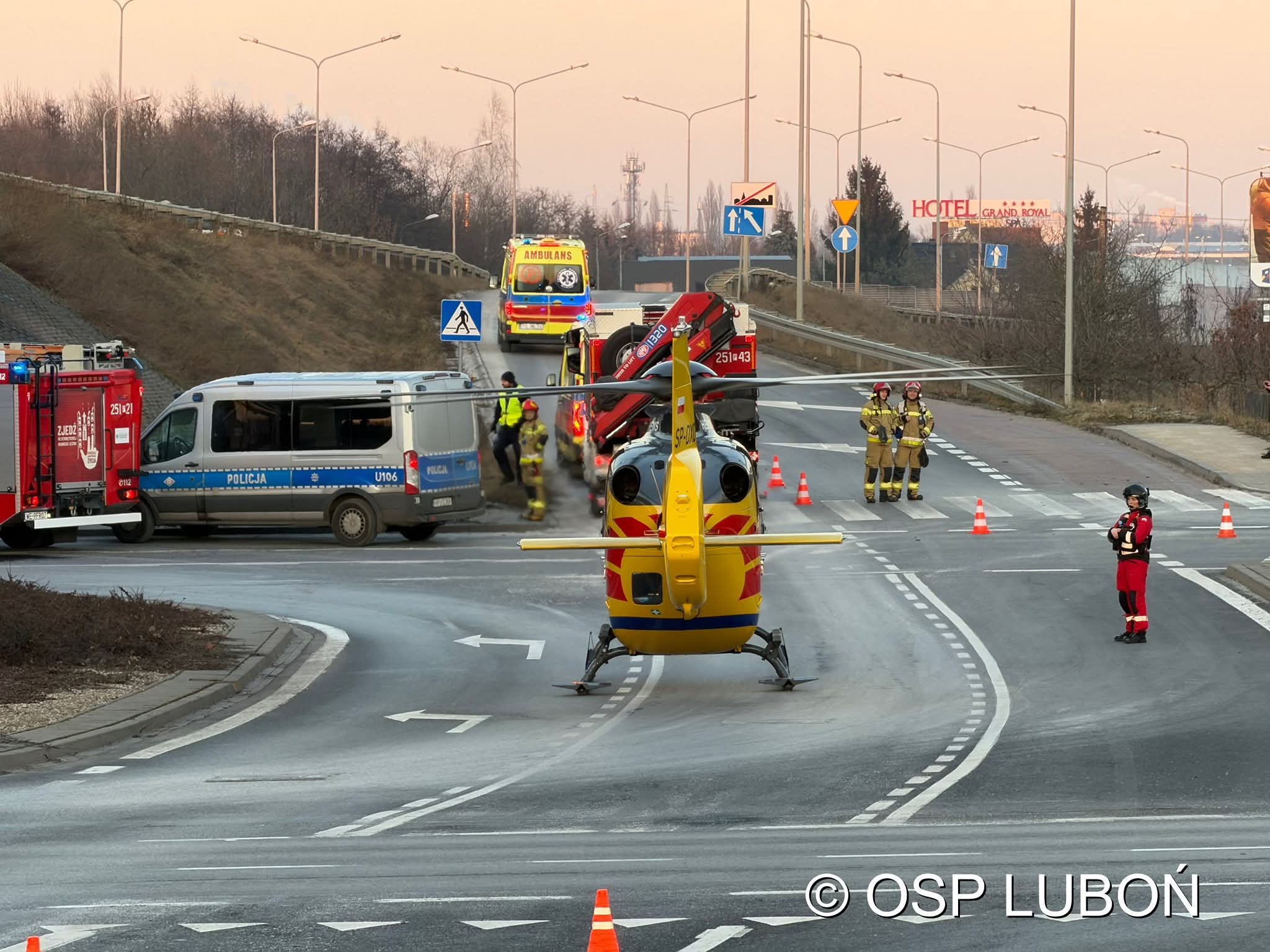 Samochód uderzył w podporę wiaduktu na ul. Głogowskiej. Jedna osoba trafiła do szpitala