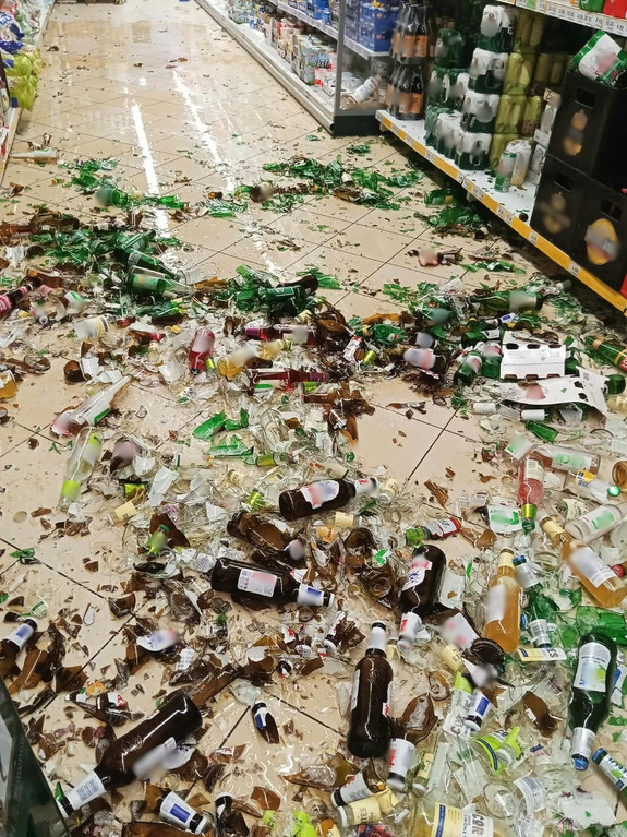 Wpadł w szał i zaczął rozbijać butelki z alkoholem. Straty w sklepie sięgają 3 tysięcy złotych
